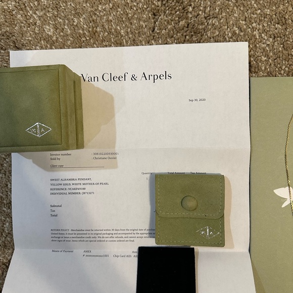 Van Cleef & Arpels Sweet Alhambra Pendant Necklace - Picture 6 of 7